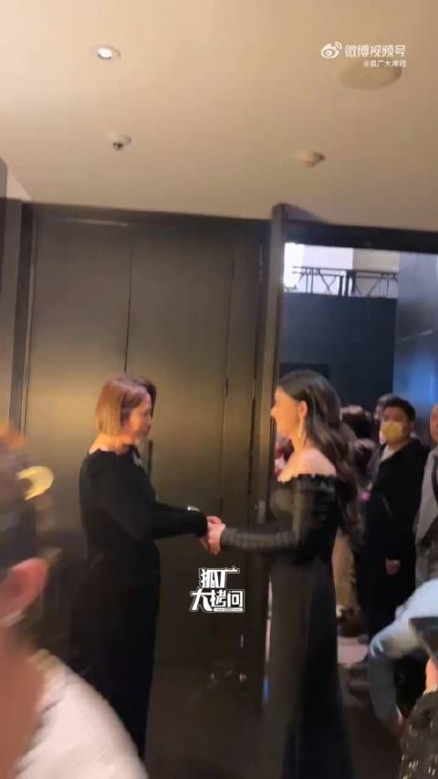 马丽蒋欣搜狐时尚盛典后台偶遇,马丽夸蒋欣瘦了,两位姐姐都好美…