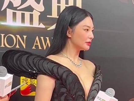 张雨绮为了博得大家的喜爱,穿着如此大胆,真是拼了,太实在了