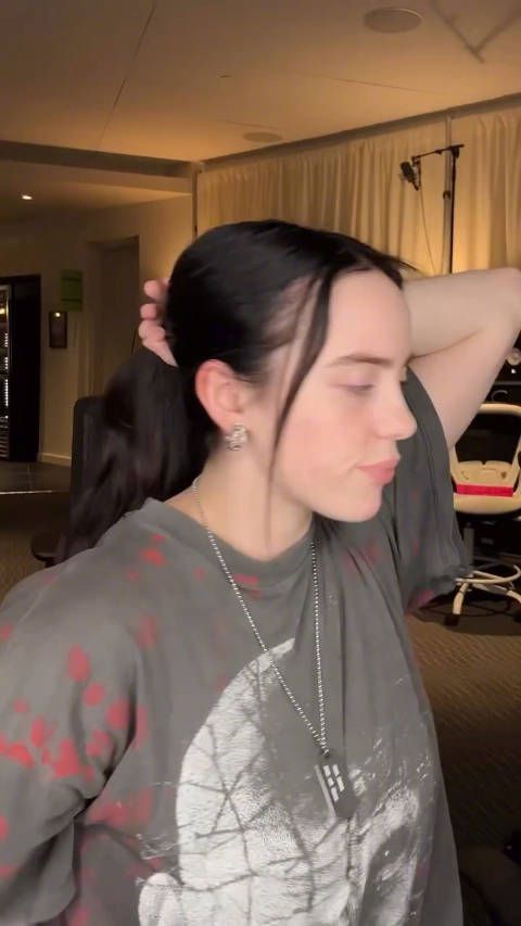 比莉·艾莉什分享了演出前的化妆流程, 这很难评!