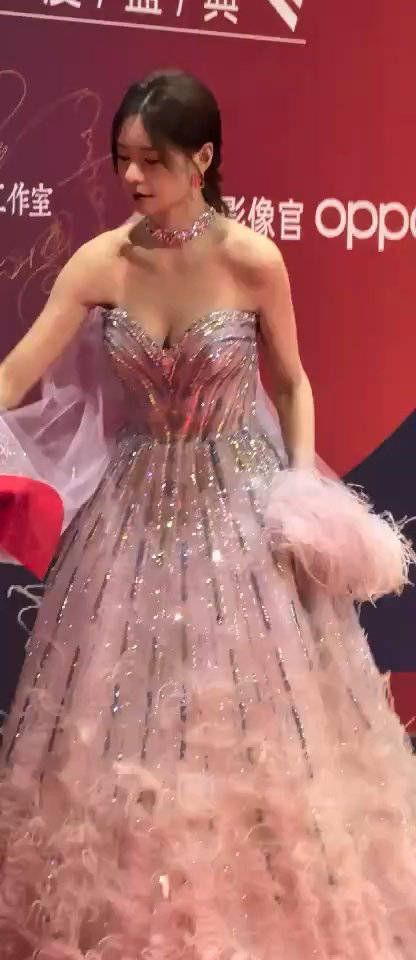 沈梦辰真的太美了吧 这个袖子看着好有个性哈哈2024腾讯娱乐白皮书 