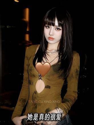 18岁的小苹果真是个美丽的姑娘,给予她无尽的母爱、陪伴与温暖…