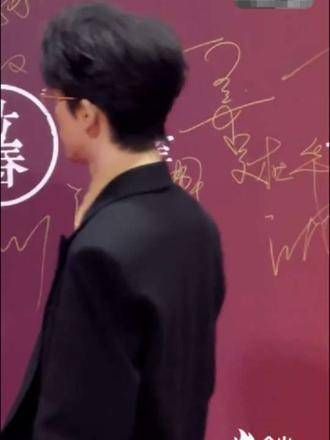 今日金丝眼镜lars亮相“腾讯娱乐年度盛典”,黄子弘凡帅气登场,备受关注