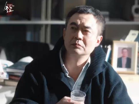 笑不活了,王天辰演的娱乐圈大佬文鹏,有个家 bao的爸,懦弱的妈…