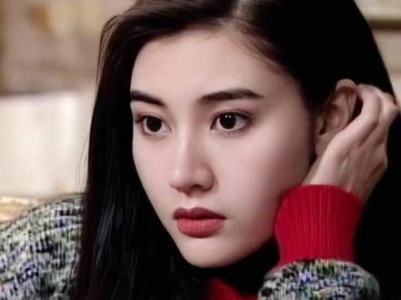 港姐冠军李嘉欣的巅峰颜值令人难忘,她是许多人记忆中的一代女神
