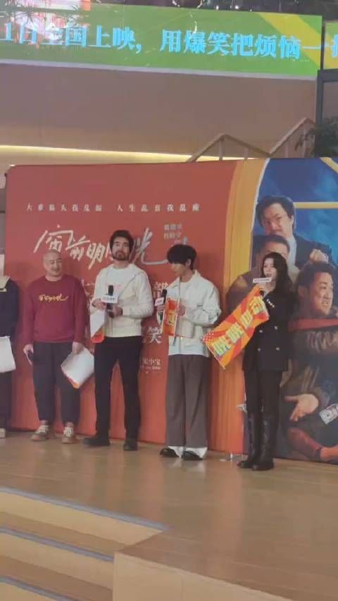 在繁华的北京路演舞台上，费翔以经典绅士造型亮相…