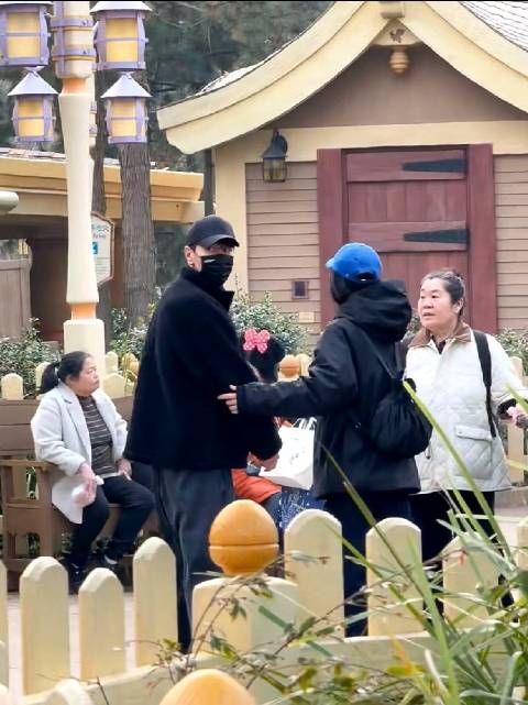 高圆圆赵又廷一家逛迪士尼,网友跟夫妻俩打招呼…