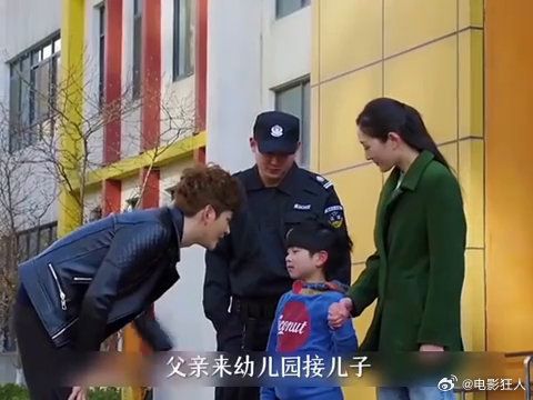 父亲来学校接儿子,没想到儿子竟不认识他