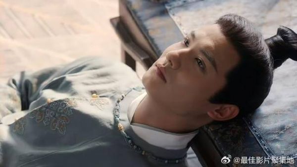 杨静澜走了,季英英跑去追他,两人满脸的不舍