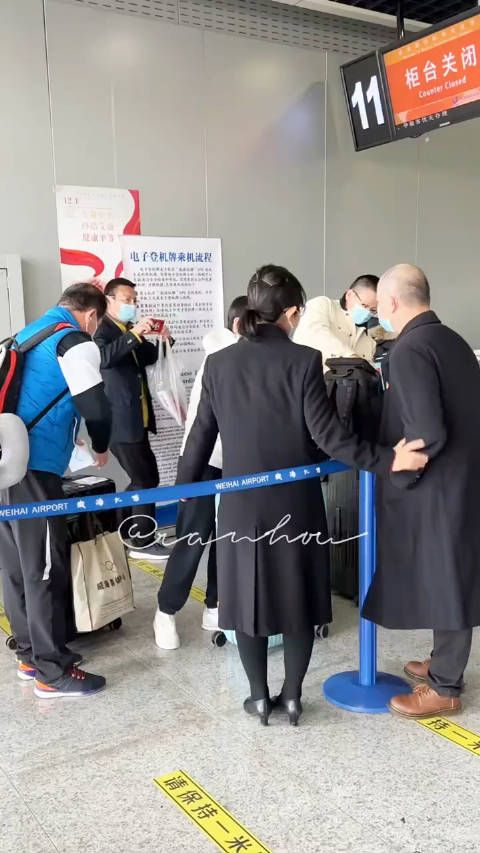 莎莎:“我困了,我要睡觉”手脚并用一起推行李箱哈哈, 孙颖莎