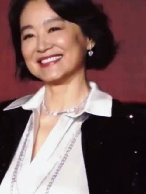 林青霞七十岁了,状态依然年轻