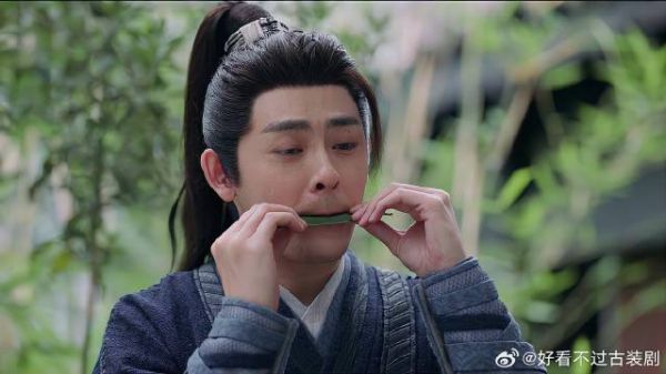 沈明吹叶子哄叶韵,哪知韵儿嫌弃太难听,让他别吹