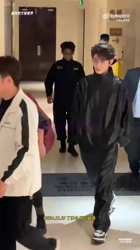 丁禹兮金丝眼镜跨年彩排路透,是在海南的小丁吗…