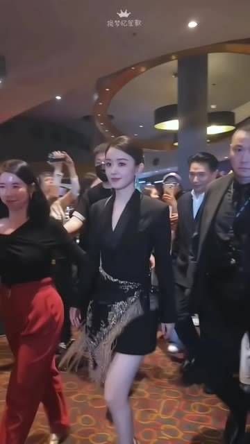 冯绍峰与赵丽颖再度相遇,冯绍峰内心平静如水,而赵丽颖眼中满是怀念…