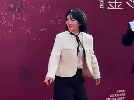 三个孩子的妈妈谢娜,像极了大学生