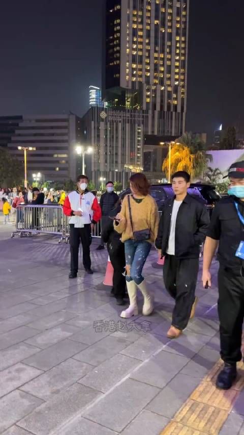 蔡少芬张晋去看刘德华演唱会,张晋怎么变样了?发际线好低 还有点发腮了