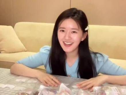 赵露思和她父亲的颜值逆天，同款翘鼻成了焦点