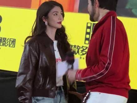北京首映礼上,没人能逃过费翔的眼睛,连老公姐傅菁也不例外!