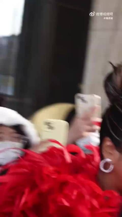 到底是哪个天才给吉克隽逸选的这身大红色服装啊?