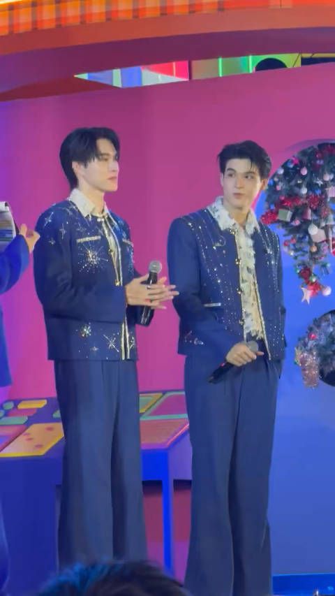 sky:我们都在一起一年了…. 旁边的人你在笑什么?