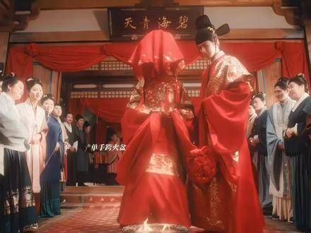 单手抱起火盆的动作含金量真的太高了,不愧是180的体育生!