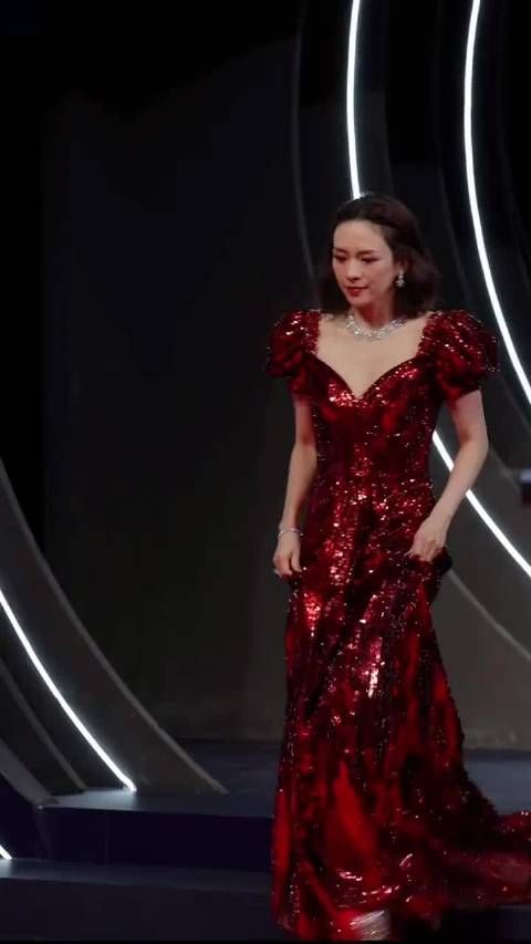 章子怡亮相红毯,身穿亮片红裙,好有气质