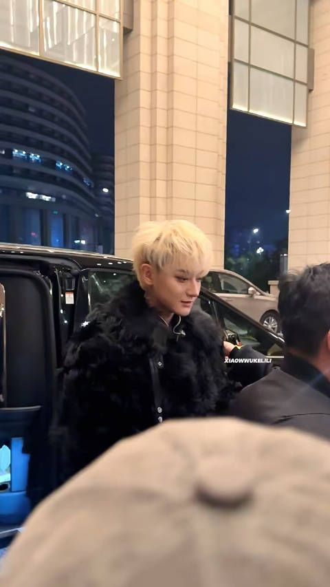 黄子韬和徐艺洋夫妻一起出场,这哥颜值回春了