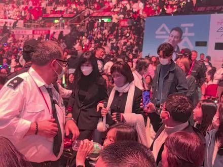 玉女掌门周慧敏现身华仔演唱会现场,散场后还热情打招呼