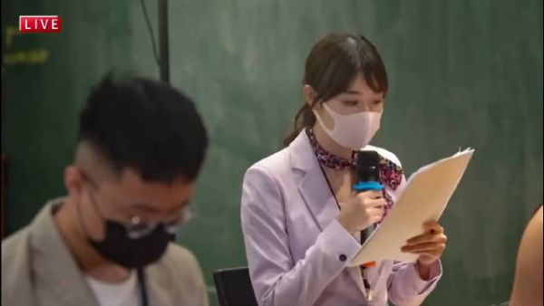中文不太流利的日本记者,哈哈哈哈莫名可爱了……