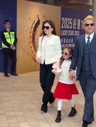 携妻子方媛现身香港马场,近60岁的他还能抱着两个女儿谈笑风生…