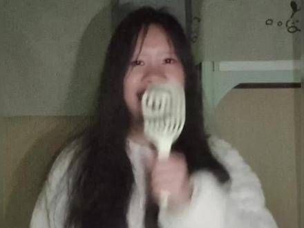展示朴彩英在公寓中的精彩转场,带来不一样的视觉享受