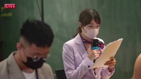 这位日本记者的中文表达的不太麻利啊, 略可爱