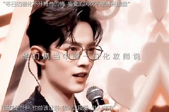 山顶的白色风车不停转动,唤醒了漫山遍野摇曳的狗尾草…