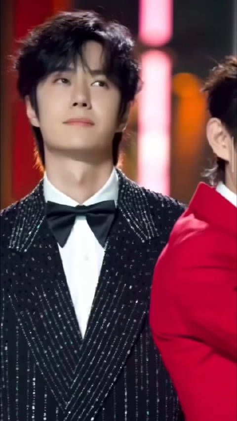 好喜欢王一博这个表情,太温柔了,他是在看属于他的绿海…