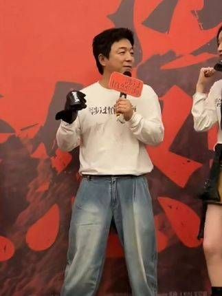 黄渤现身重庆路演，上台时意外摔倒，凭借高情商巧妙化解了尴尬场面…