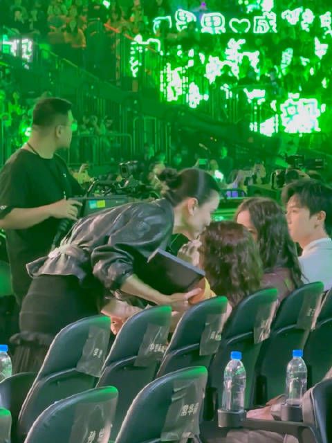 宋佳领完奖下台亲了钟楚曦额头,然后给钟楚曦擦眼泪…