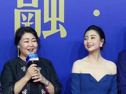 婆婆和三儿媳妇同台亮相,真是温馨和谐,辛柏青 人世间