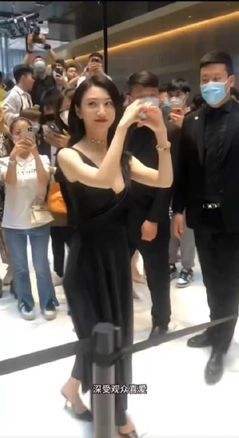 景甜一袭露背黑裙亮相星光大赏红毯!景甜真的很甜,完美身材性感美女