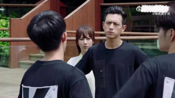 李明德在视频里的动作可真够大的,难怪有人说他不像在演戏,像真疯了