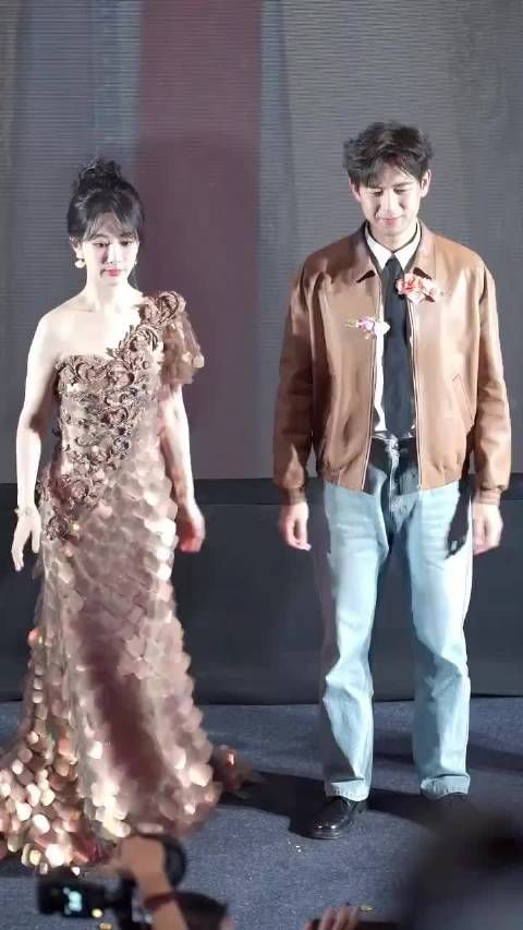 杨紫李现新年手势舞,这是要给我们发糖的节奏吗?爱了爱了