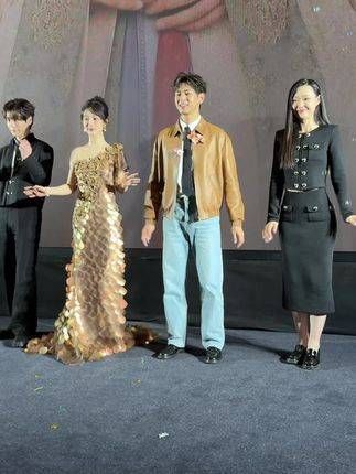 同框给大家带来了新年手势舞!
