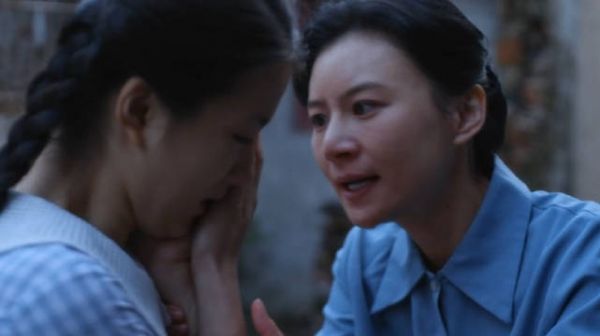女孩维护妈妈却被爷爷打,姑姑心疼她安慰她