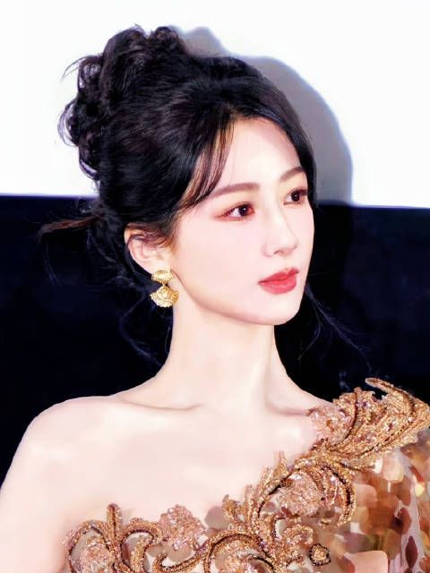 今天看美美的杨紫,明天看《国色芳华》何惟芳 来看小紫今天路透小合集…