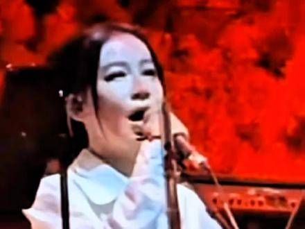 赵天蔚也是个大大的美女,在演唱会北京站的音乐现场表现抢眼,成功上了热门