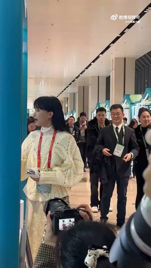 复出后的李子柒已经褪去网红的气质,和娱乐圈的女顶流们没啥区别, .