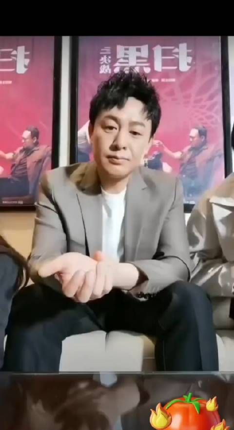 个人觉得人在镜头下,表情就不可能没有变化,张颂文扭头干了什么…