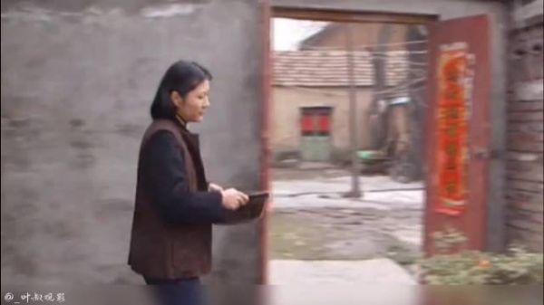 当兵儿子离家二十多年,初次带妻回家,母亲已经认不出他