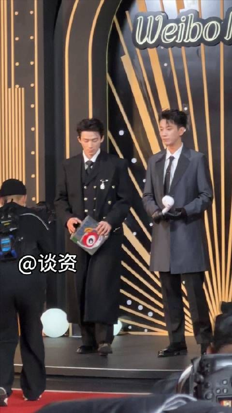 王星越王子奇一起走红毯,摆pose还没帅到三秒,王子奇:快走吧你!