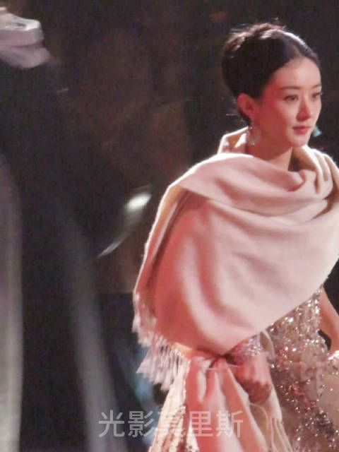 微博之夜内场!捕捉到了率先入场的赵丽颖