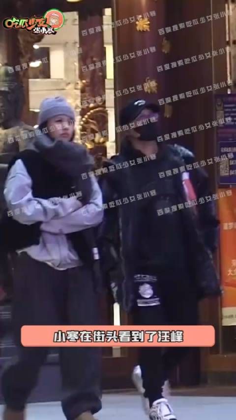 汪峰带大女儿与家人聚餐,19岁小苹果遗传了妈妈葛荟婕,身高优越亭亭玉立