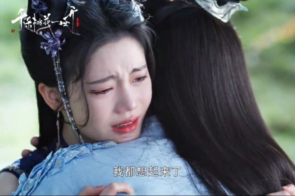 暮悬铃终于恢复记忆了!恢复之后就是悔恨之前伤了谢雪臣,然后两人更粘啦!